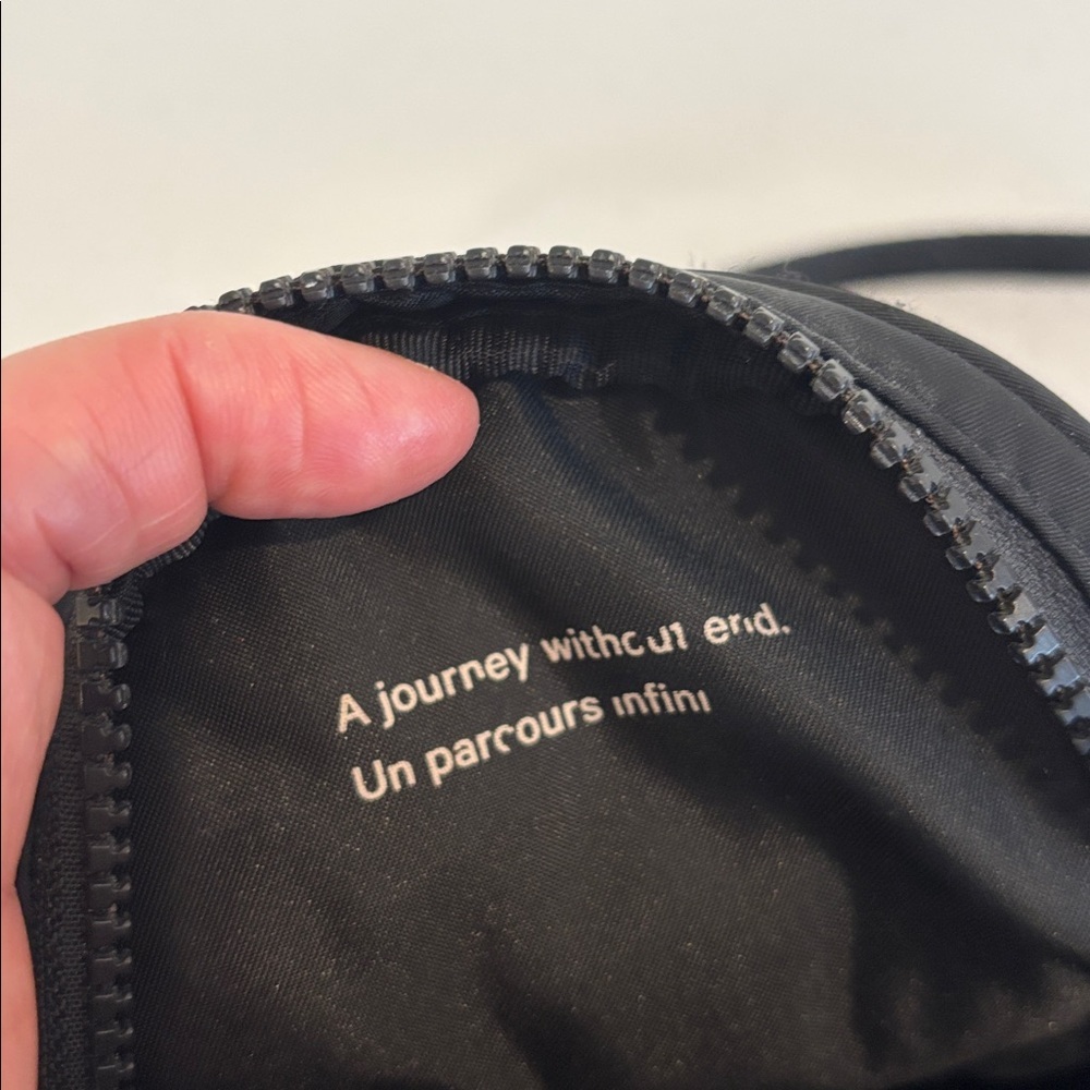 LULULEMON TEAM CANADA Future Legacy crossbody bag purse black OS unisex - Picture 12 of 16